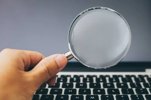 Förstoringsglas med laptop bakgrund — Stockfoto