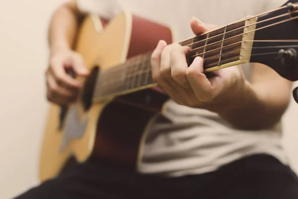 Practicing in playing guitar — Stock Photo, Image