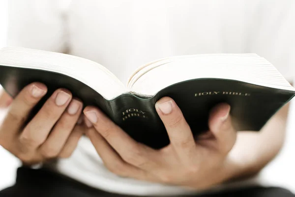 Читав Священну Біблію — стокове фото