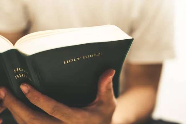 Leitura bíblia sagrada — Fotografia de Stock