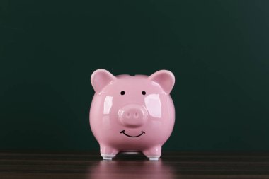 Yeşil Arka Plan ile Piggy Bankası