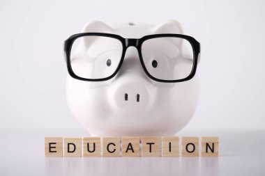 Eğitim Kavramı Piggy Bankası