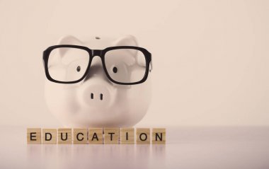 Eğitim Kavramı Piggy Bankası