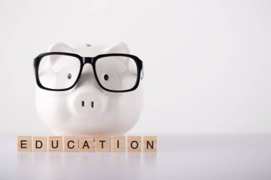 Eğitim Kavramı Piggy Bankası