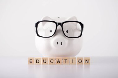 Eğitim Kavramı Piggy Bankası