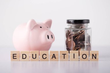 Eğitim Kavramı Piggy Bankası ve Sikke Şişesi