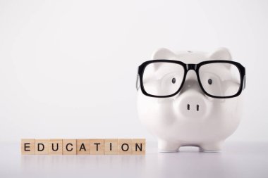 Eğitim Kavramı Piggy Bankası