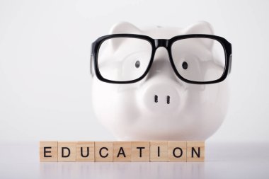 Eğitim Kavramı Piggy Bankası