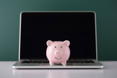 Dizüstü bilgisayarlı kumbara.