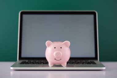 Dizüstü bilgisayarlı kumbara.