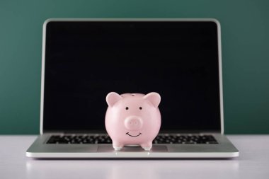 Dizüstü bilgisayarlı kumbara.