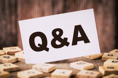 Q Ahşap Arka Planlı Bir Tabela