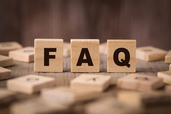 나무 배경이 있는 Faq 기호 — 스톡 사진