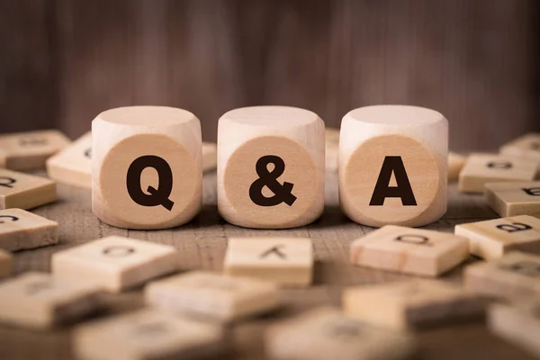 Q A Sign With Wooden Background — Stock Photo, Image