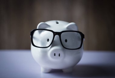 Siyah Gözlüklü Piggy Bank