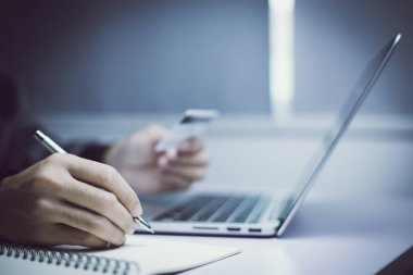 Kredi Kartı Tutma ve Dizüstü Bilgisayar Kullanma