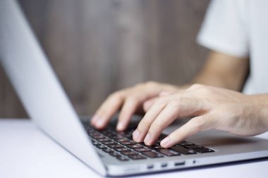 dizüstü bilgisayarda yazarak