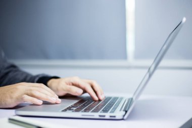 dizüstü bilgisayar kullanarak