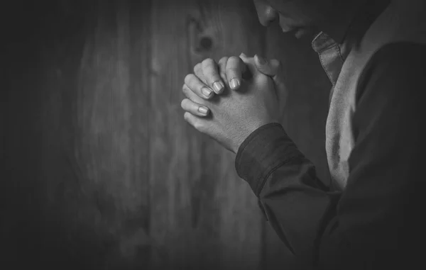 Orando mãos na escuridão — Fotografia de Stock