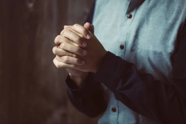 Berdoa Tangan Dalam Kegelapan — Stok Foto