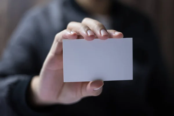 Segurando cartão em branco — Fotografia de Stock