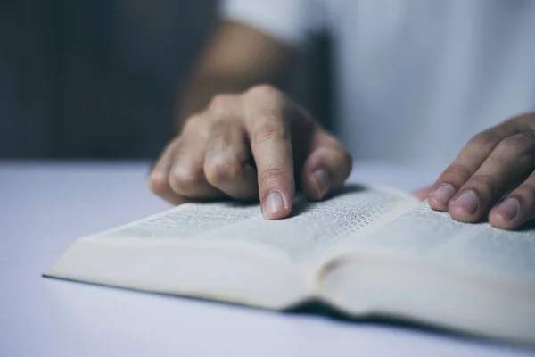 성경 읽기 — 스톡 사진