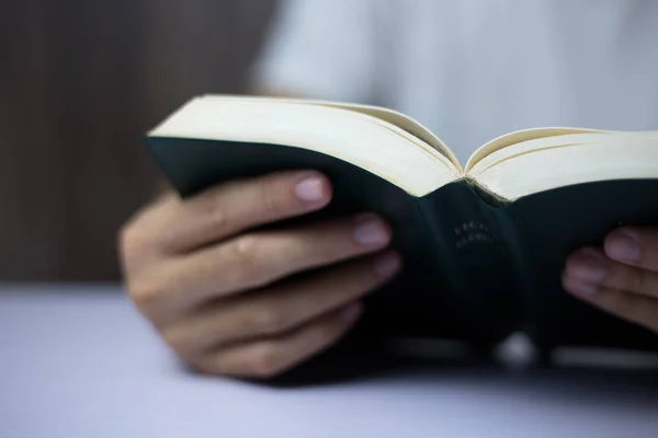 Czytanie Pisma Świętego — Zdjęcie stockowe