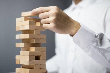 İşadamı İş Dünyasında Kule Mücadelesi Kuruyor