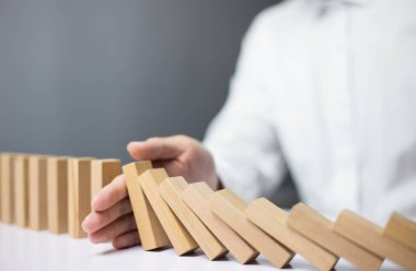 Problem Çözme İşadamı Düşen Blokları Durdurarak