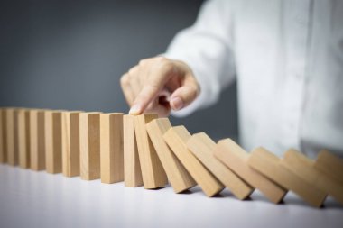Problem Çözme İşadamı Düşen Blokları Durdurarak