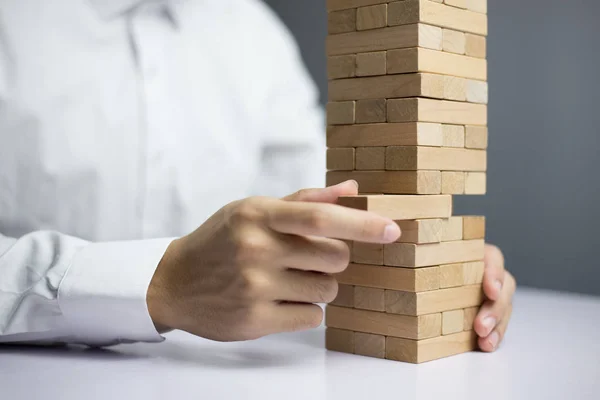 Empresario mano tire del bloque de madera — Foto de Stock