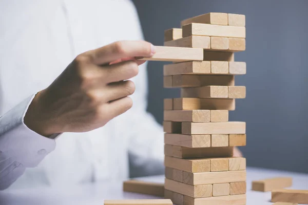 Empresario mano tire del bloque de madera — Foto de Stock