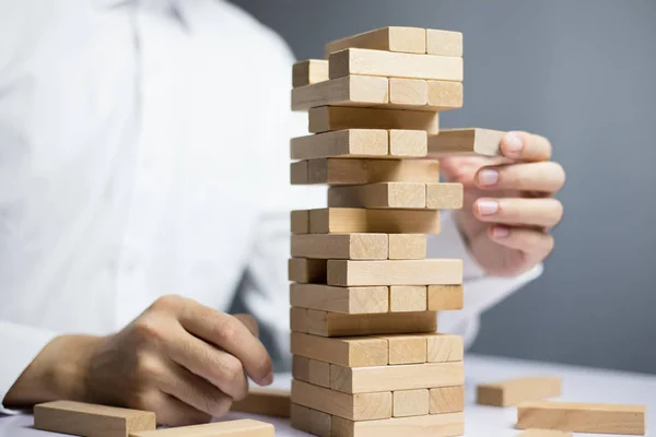 Empresario mano tire del bloque de madera — Foto de Stock