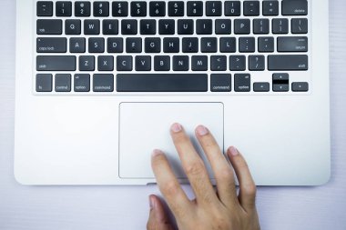 İşadamının Elleriyle En İyi Makam Masaüstü