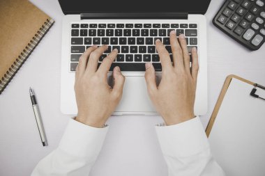 İşadamının Elleriyle En İyi Makam Masaüstü