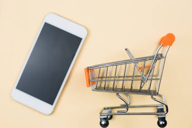 Akıllı telefonlu alışveriş arabası.