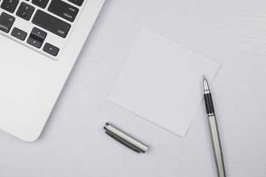 Dizüstü bilgisayar ile ofis eşyalarının en iyi görünümü