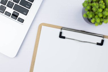 Dizüstü bilgisayar ile ofis eşyalarının en iyi görünümü