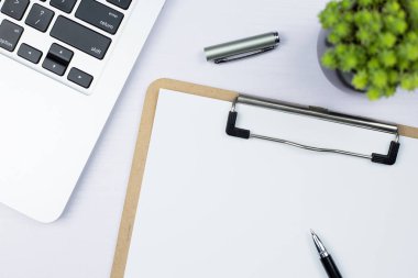 Dizüstü bilgisayar ile ofis eşyalarının en iyi görünümü