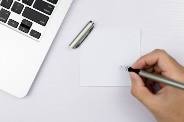 Dizüstü bilgisayar ile ofis eşyalarının en iyi görünümü