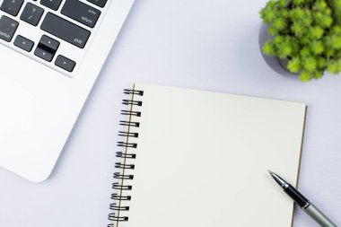 Dizüstü bilgisayar ile ofis eşyalarının en iyi görünümü