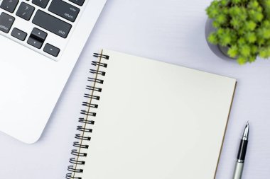 Dizüstü bilgisayar ile ofis eşyalarının en iyi görünümü