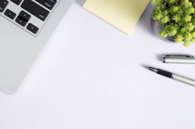 Ofis resepsiyon masası dizüstü bilgisayar ve sarf malzemeleri