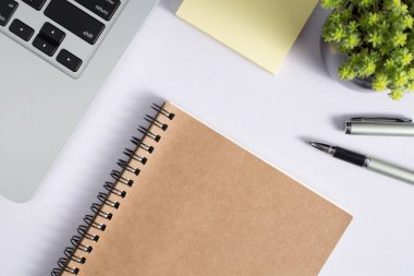 Ofis resepsiyon masası dizüstü bilgisayar ve sarf malzemeleri