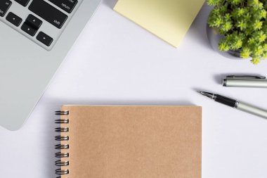 Ofis resepsiyon masası dizüstü bilgisayar ve sarf malzemeleri