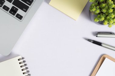 Ofis resepsiyon masası dizüstü bilgisayar ve sarf malzemeleri