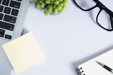 Ofis resepsiyon masası dizüstü bilgisayar ve sarf malzemeleri