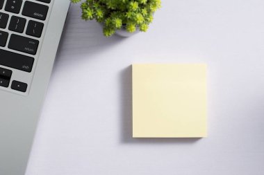 Ofis resepsiyon masası dizüstü bilgisayar ve sarf malzemeleri