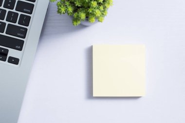 Ofis resepsiyon masası dizüstü bilgisayar ve sarf malzemeleri