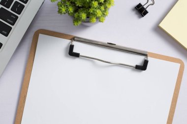 Ofis resepsiyon masası dizüstü bilgisayar ve sarf malzemeleri